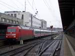 101 138-6 steht mit einem InterCity abfahrbereit im Ulmer Hbf in Richtung Stuttgart.