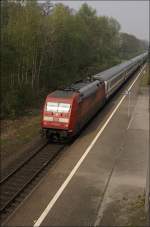 101 105 (9180 6101 105-5 D-DB) hat den langen IC 2027, Hamburg-Altona - Passau Hbf, am Haken und druchfhrt den Kreuzungsbahnhof Capelle(Westf).