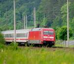 Ein seltener Anblick bei der DB. Frisch lackiert und blitzsauber legt sich 101 007-3 mit ihrem IC vor Eisenach in die Kurve. 21.05.2009.