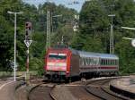 Die 101 077 mit den Kurswagen fr den IC Rottalerland am 23.05.2009 bei der Durchfahrt in Vilshofen.