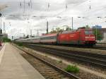 Die BR 101 045 mit dem EC 115 bei der Durchfahrt am Heimeranplatz am 16.05.2009