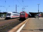 IC 2150 (links, mit 101 077-6) und IC 2357 (rechts, mit 101 052-9) treffen sich am 13.6.2009 planmig in Weimar.