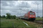 101 120 mit IC1809 nach dem Lokwechsel in Rostock nun auf dem Weg in Richtung Hamburg und weiter nach Kln.Aufgenommen am 28.06.09 in Sildemow.