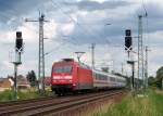 101 077-6 ist am 20.06.2009 mit dem EC340  Wawel  unterwegs nach Hamburg-Altona ber Berlin und Stendal.