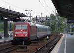 EC340  Wawel  (Krakow Glowny - Berlin Hbf) kommt hier mit 101 020 durch den Bahnhof von Berlin Zoologischen Garten gefahren. Er war brigens mit gut +80 unterwegs! 11.07.2009