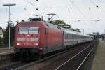 101 078-4 auf Gleis 6,kurz vor der Abfahrt aus dem Celler Bahnhof am 21.07.2009.