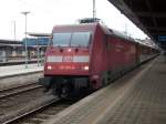 101 015 bernahm am 25.Juli 2009 in Stralsund den EC 379 Binz-Brno von 115 332.