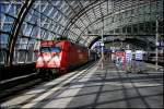 DB 101 024-8 mit dem EC 341 Krakow Glowny. Licht und Schatten werfen interessante Muster auf die Lok (Berlin Hauptbahnhof, 08.08.2009)