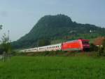 101 013-1 zieht IC 2004 Konstanz - Emden Hbf unterhalb der Burg Hohentwiel in Singen.