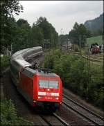 101 096 (9180 6101 096-6 D-DB) legt sich mit dem EC 88  Leonardo da Vinci , Milano Centrale - Mnchen Hbf, in Kiefersfelden in die Kurve.