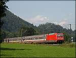 101 104 (9180 6101 104-8 D-DB) hat den EC 89 „Leonardo da Vinci“ am Haken und bringt ihn zum Brenner.