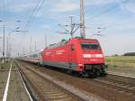 Schlusslok BR 101 am Intercity Richtung Stralsund bei der Durchfahrt im Bahnhof von Holthusen