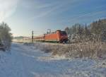 101 089-1 zieht ihren Autozug durch die frostige Schneelandschaft kurz vor Eschwege West in Richtung Norden. Aufgenommen am 05.01.2010