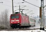 101 002 kommt bei winterlichen Wetter aus Binz nach Stralsund am 06.01.2010