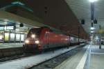 101 024 mit CNL 472 von Basel SBB nach Kopenhagen.Am 15.01.10 beim Halt in Mannheim Hbf.
