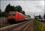 101 065 (9180 6101 065-1 D-DB) rauscht mit dem EC 85  Michelangelo , Mnchen Hbf - Rimini, durch Pfrauendorf(Inn).