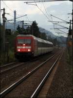 101 082 (9180 6101 082-6 D-DB) ist mit einem InterCity durch das Inntal unterwegs und wird in wenigen Augenblicken mit 140 Km/h durch Langkampfen jagen.