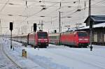 101 116 und 101 104 auf Parkposition mit ihren Zgen im Bf Stralsund am 04.02.2010