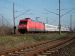 Auch ich kenne Jrg Trutwig`s Fotostandpunkt zwischen Stralsund Rgendamm und dem Stralsunder Hbf.So war ich am 07.April 2010 dort um die Vorbeifahrt von 101 013 mit den fnf Wagen IC Binz-Dsseldorf