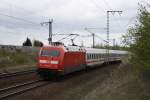 101 022 mit einem IC in Braunschweig Weddel am 21.04.2010 