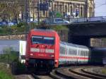 101 024-8 legt sich mit IC 2023 in WUppertal-Steinbeck in die Kurve.