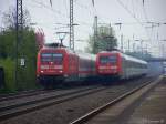 101 100-6 begegnet mit einem IC am Hacken dem IC-Verband geschoben von 101 056-0 am 27.04.2010 in Duisburg-Rahm.