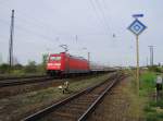 DB 101 098-2 am Zugende + 101 117-0 mit einem unbekannten IC Richtung Grokorbetha, in Naumburg (S); 29.04.2010