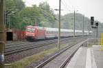 101 031-3 mit dem IC 146 nach Schiphol (Airport) bei starkem Regenfall in Rathenow. 30.05.2010