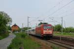 Mit dem IC 2354 nach Dortmund durchfhrt 101 053-7 am 29.5.2010 den Haltepunkt Omannstedt.