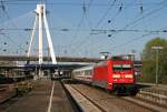 Nach einem kurzen Zwischenhalt verlsst 101 094 am 06. April 2010 mit dem IC 2054 von Frankfurt (Main) nach Saarbrcken den heruntergekommenen Hauptbahnhof von Ludwigshafen (Rhein) – hier halten nur noch sehr wenige Zge des Fernverkehrs. 
Interessant ist jedoch die Bauweise des Hauptbahnhofs: Die Straenbahn verkehrt unterirdisch, die Gleise 3 bis 10 liegen ebenerdig (fr Zge Richtung Mannheim, BASF, Worms und Schifferstadt) und ber diesen Gleisen befinden sich nochmals zwei Bahnsteige und zwei Durchgangsgleise (fr Zge Richtung Worms und Mannheim. Das ganze Bauwerk berspannt die hier zusehende Straenbrcke mit einem groen Pylon. 
An Bedeutung hat der Hauptbahnhof mittlerweile stark verloren, sogar Zge des Regionalverkehrs fahren teilweise ohne Halt durch.