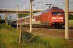 101 087-5 mit dem (CNL 450) nach Paris Est im abendlichen Frbung zwischen Growudicke und Rathenow. Am Ende hing noch ein russischer Waggon. 09.06.2010