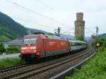 Am 17.6.10 fhrt 101-134 mit dem EC 100 Chur-Hamburg Altona durch Oberwesel.