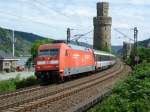 101-135 zieht am 15.7.10 den EC 100 durch Oberwesel.
