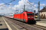 IC von Warnemnde fhrt in Ludwigslust am Bahnsteig 4 ein.