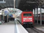 Pnktlich um 17:07 Uhr schiebt am 24.10.2010 die 101 066-9 den IC 2144 von Leipzig nach Kn aus dem Hauptbahnhof Halle/S.