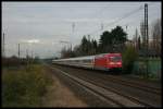 101 047 hngt an IC xxxx bei der Duchfahrt durch Dsseldorf Angermund am 19.11.2010