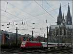 Ein IC mit dem Steuerwagen direkt hinter der Lok verlsst am 20.11.2010 den Hauptbahnhof von Kln vor der Kulisse des Doms. (Hans)