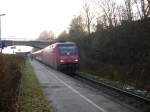 Der Tf der 101 097-4 besttigt  Bereit zur Abfahrt  und Sekunden spter setzt sich der EC 371 in Bewegung. (Bhf. Flensburg, 01.12.05)