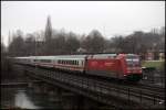 101 032 (9180 6101 032-1 D-DB) schiebt einen IC ber den Harkortsee in Richtung Hamburg.