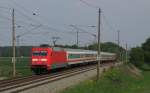 101 132-9 fhrt mit dem IC 1227 von Munster(rtze) ber Berlin Hbf(tief) nach Kln Hbf hier in Nudow vorbei. Hinten luft 101 121-2 kalt mit. 29.04.2011