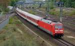 101 074 zieht den CNL 451 am 04.05.11 unter der Monumentenbrcke durch in Richtung Berlin Hbf.