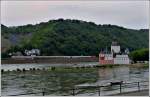 - UNESCO Welterbe Oberes Mittelrheintal - Bei Nieselregen fhrt am 25.06.2011 einer der seltenen Zge auf der linken Rheinstrecke an der Burg Palzgrafenstein vorbei.