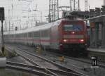 Alle meckern ber das Wetter auch bei Regen wird fotografiert 101 032-1 kommt im Starkregen mit IC 2213 von Ostseebad Binz nach Stuttgart Hbf in den Rostocker Hbf gefahren.(11.07.2011)