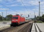 101 065-1 hatte am 14.08.2011 die Aufgabe, den IC 2160 nach Karlsruhe Hbf zu bringen. Hier passiert er gerade den Halt in Karlsruhe-Durlach.