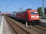 101 020 brachte den EC 379 Binz-Brno,am 16.Juli 2011,von Stralsund bis Dresden.Aufnahme in Stralsund.
