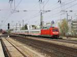 Die 101 024 am 18.04.2010 mit einem IC bei der Durchfahrt am Heimeranplatz (Mnchen).