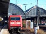 BR 101 043 wartet auf die Ausfahrt (10.12.2011 Frankfurt am Main Hbf).