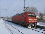 101 092 hatte,mit dem IC 2212 aus Koblenz nach Binz,den verschneiten Bahnhof Bergen/Rgen,am 02.Februar 2012,pnktlich erreicht.