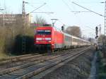 Endlich Bilder aus dem neuen Jahr (II). Ich war wieder an meiner kleinen Stelle am Bahnbergang Marie-Schlei Alee, einer der letzten mit mechanischem Lutewerk, in Bonn-Friesdorf, wo am heutigen Nachmittag echt viel los war. Auf dieser Aufnahme rast 101 003-2 mit dem EC 100 von Chur nach Hamburg. Der Zug ist komplett aus Wagen der SBB gebildet. (19.3.2012, 16:36 Uhr) 