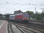 101 063 berfhrt einen Wagen durch Weinheim.